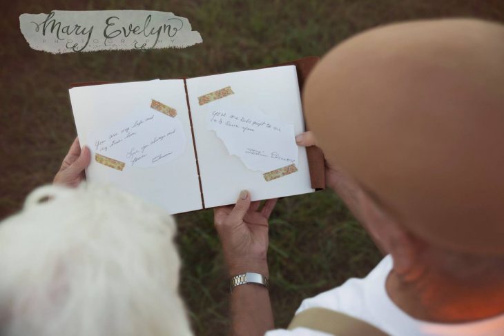 Foto pareja de ancianos enamorados 