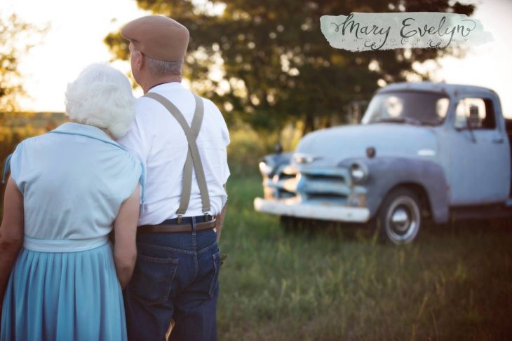 Pareja de ancianos enamorados observando al horizonte 