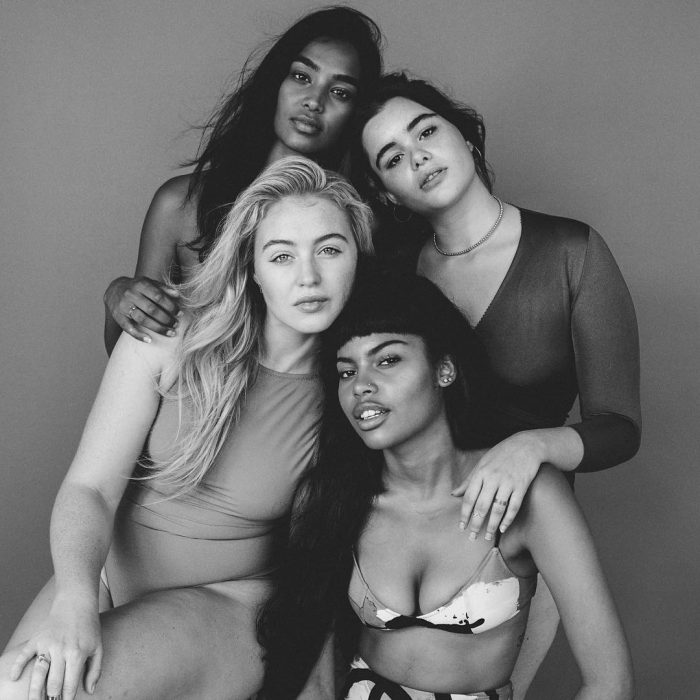 Chicas posando para el proyecto all woman project