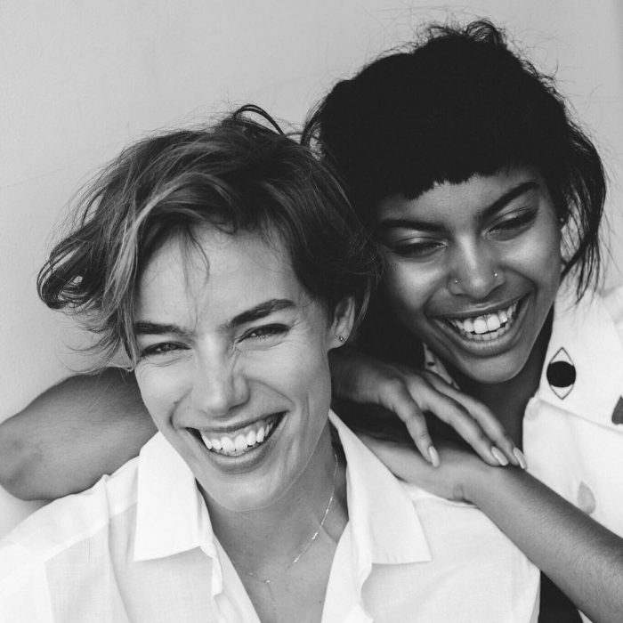 Chicas sonriendo durante la campaña all woman project 