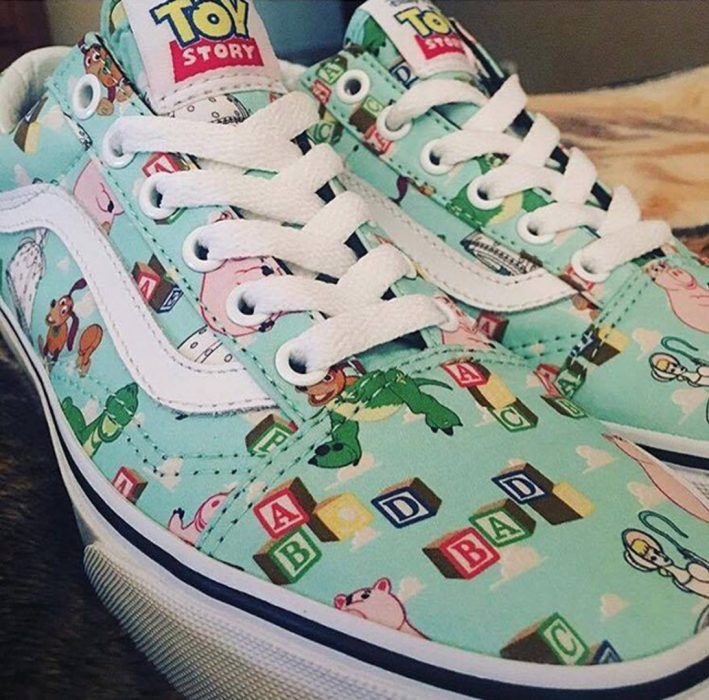 tenis vans azul y verde inspirado en toy story 