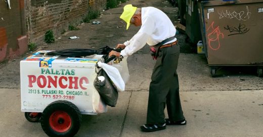 Conmovedora imagen de un hombre vendiendo paletas recibe una donación sorprendente