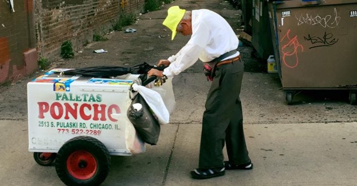 Conmovedora imagen de un hombre vendiendo paletas recibe una donación sorprendente