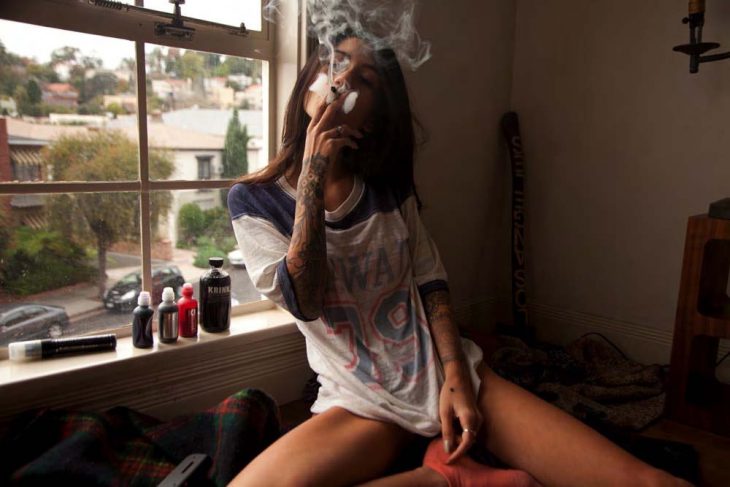 Chica fumando 