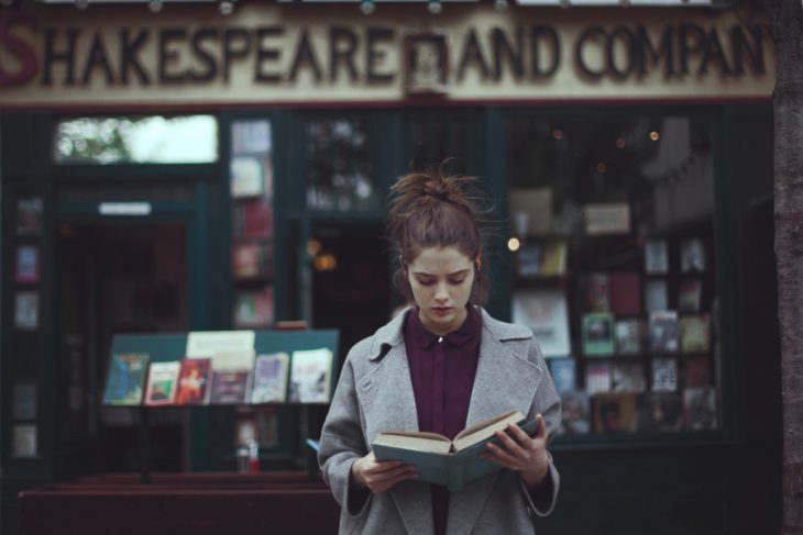 Chica leyendo 