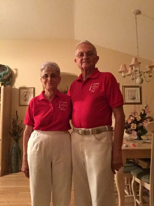 pareja de abuelos con ropa de los mismos colores 