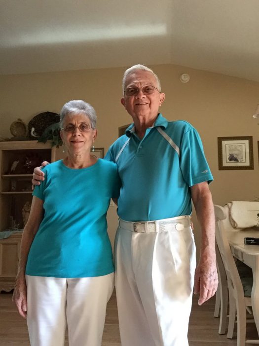 pareja de abuelos con ropa de los mismos colores 