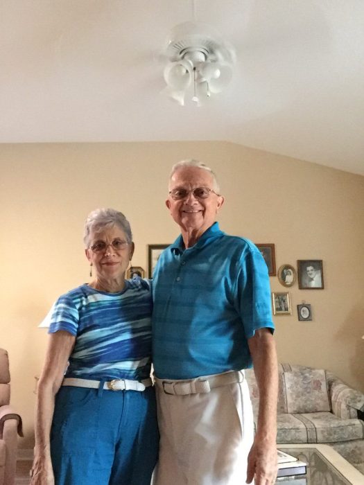 pareja de abuelos con ropa de los mismos colores 