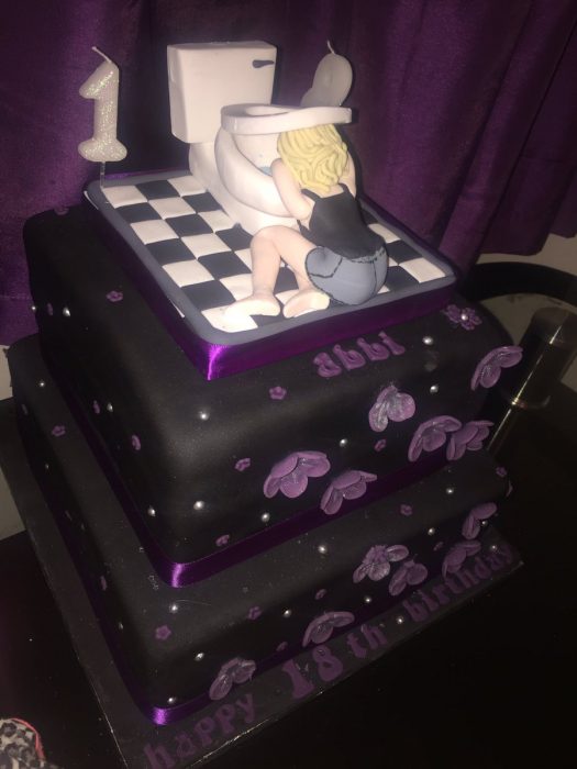 pastel de cumpleaños con figura de chica en el inodoro 
