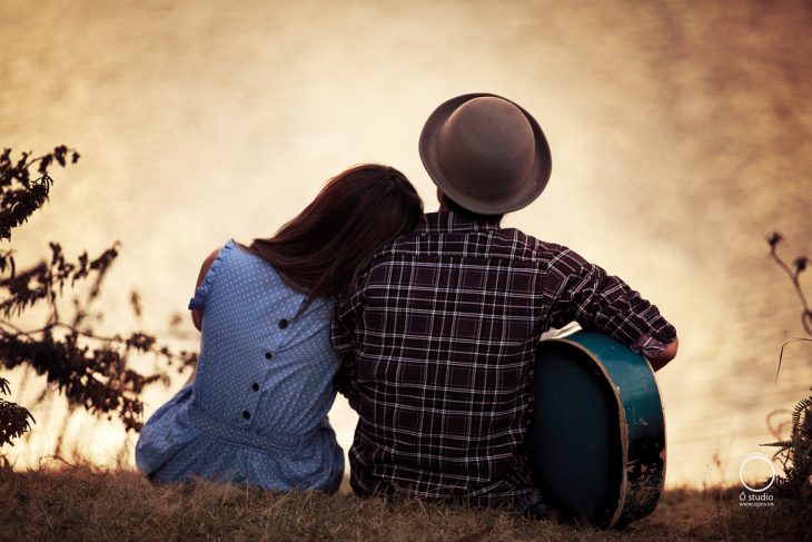 pareja sentada tocando la guitarra