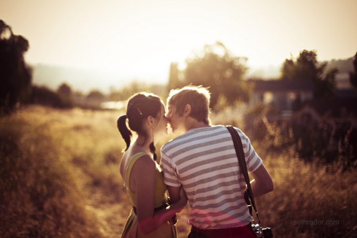 pareja en el campo besándose