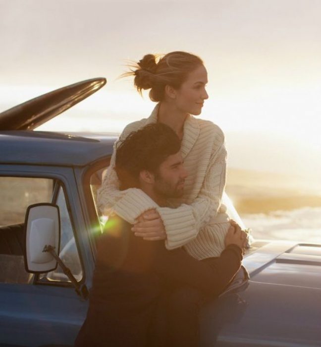 Pareja abrazada mirando al horizonte 