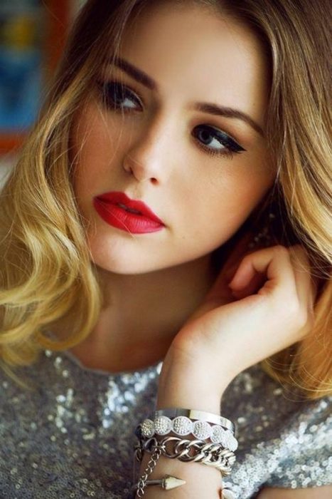 chica con labios rojos