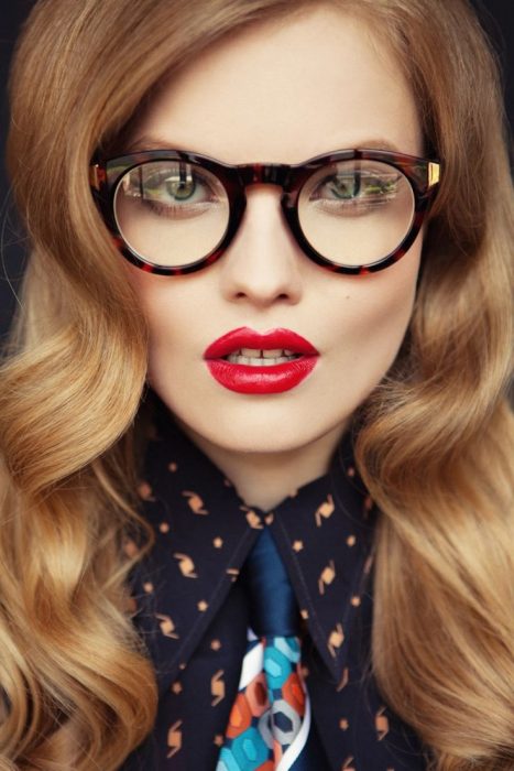 chica con lentes y labios rojos