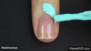 Aplicando esmalte en las uñas. 