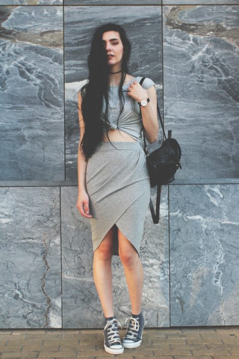 mujer con vestido gris con tenis converse 