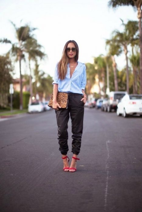 mujer de pantalon negro y zapatos rojos 