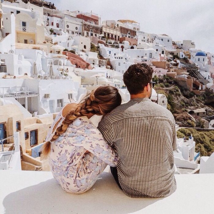 Pareja observando el horizonte 