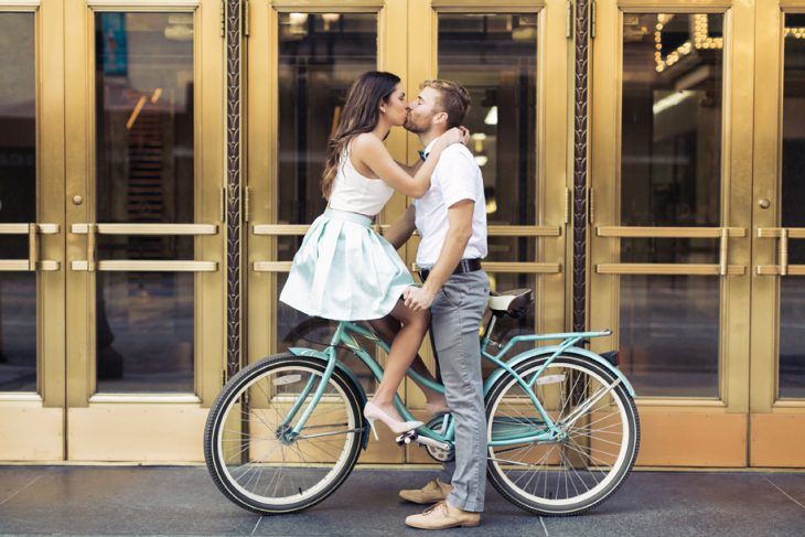 Pareja en bicicleta besándose 