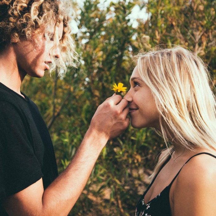 Pareja enamorada con una flor 