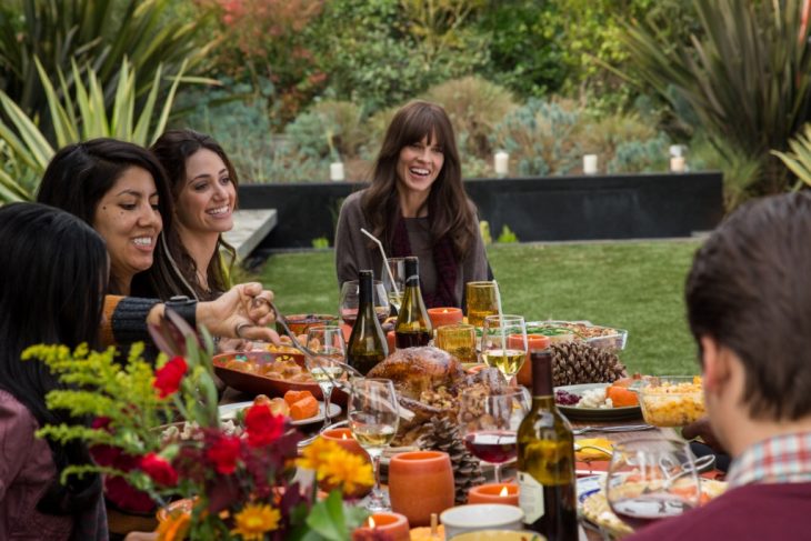 familia con comida en el jardin 