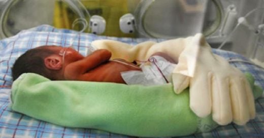 Madre inventa guante que imita el calor humano y ayuda a cientos de bebés prematuros