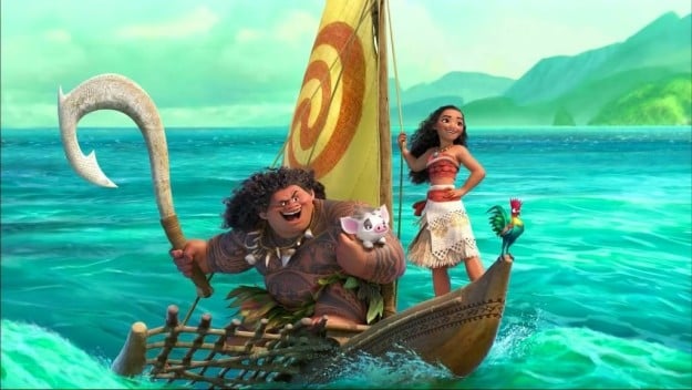 Moana la nueva princesa de Disney junto a su compañero en una balsa 