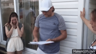 hombre con gorra blanca le una hoja y se cae