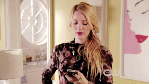 Chica mirando su celular GIF