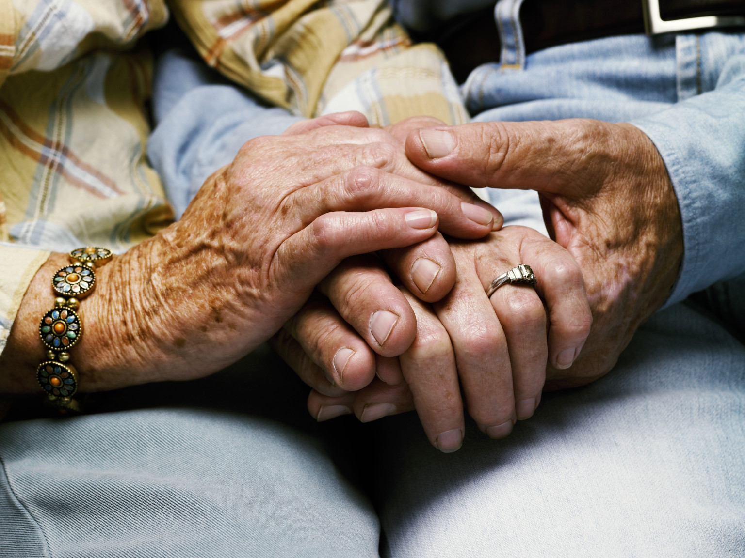 Pareja de ancianos toman sus manos hasta el último momento