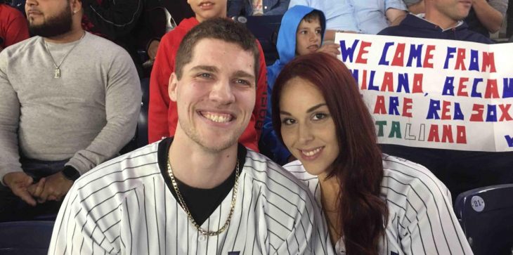 pareja en partido de beisbol