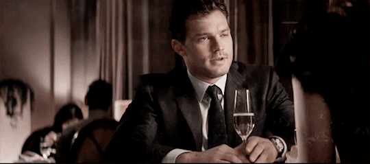 Sr. Grey bebiendo una copa de vino 