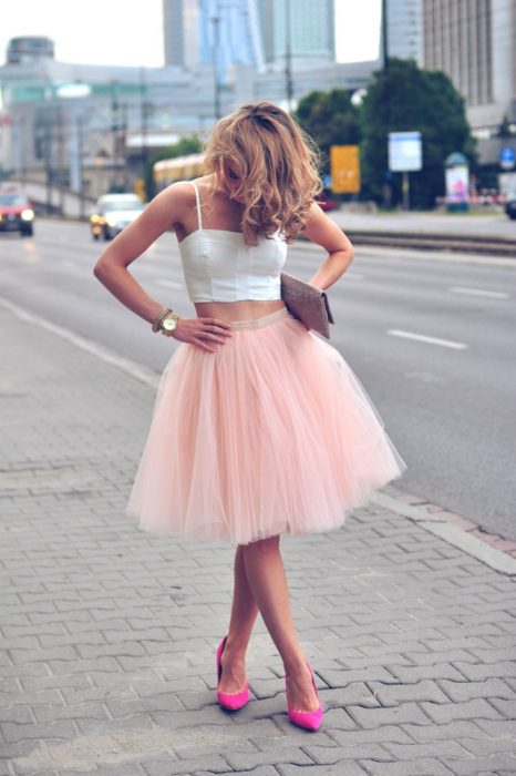 mujer con falda de tull rosa y tacones 