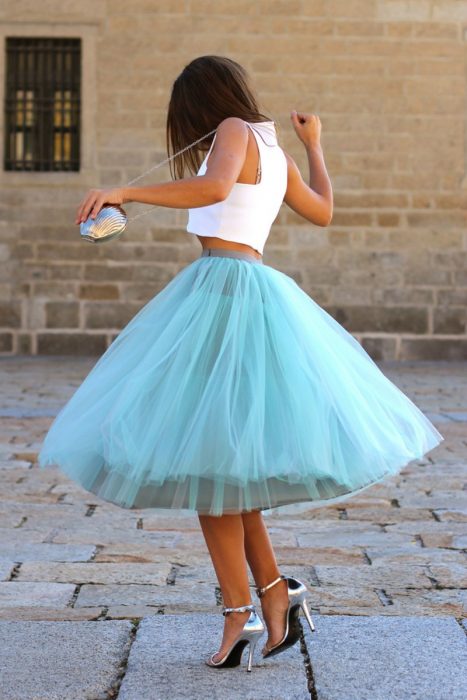 mujer con falda de tull azul y tacones 