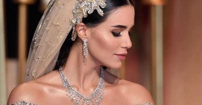 Su vestido de novia tardó un año en estar listo. ¡La espera valió la pena!