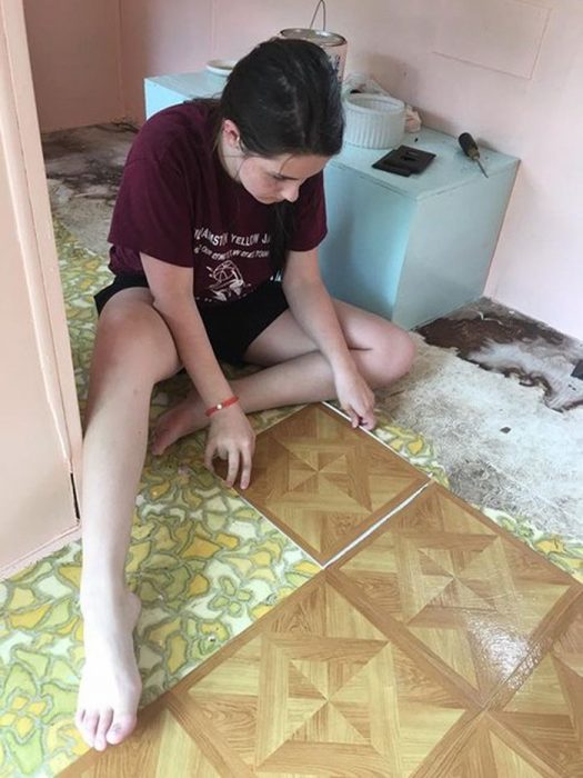 chica arreglando el piso