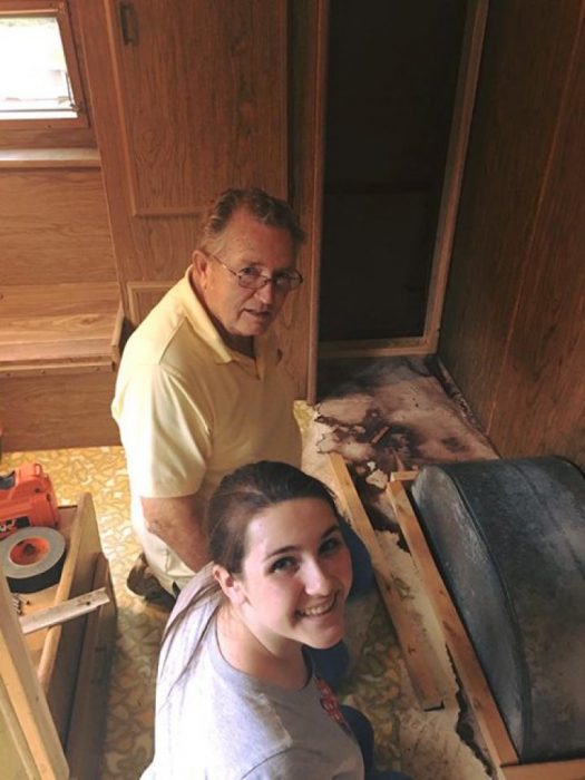 chica con abuelo remozando muebles