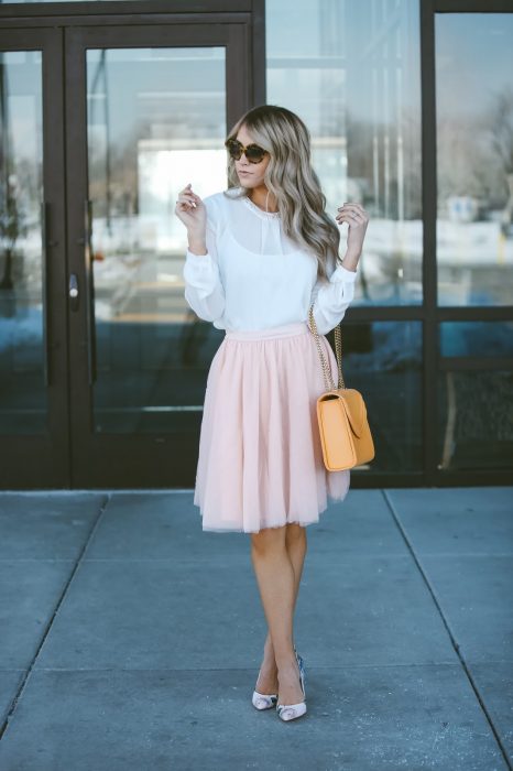 mujer con falda de tull rosa y tacones 