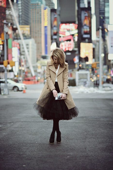 mujer con falda de tull y tacones 