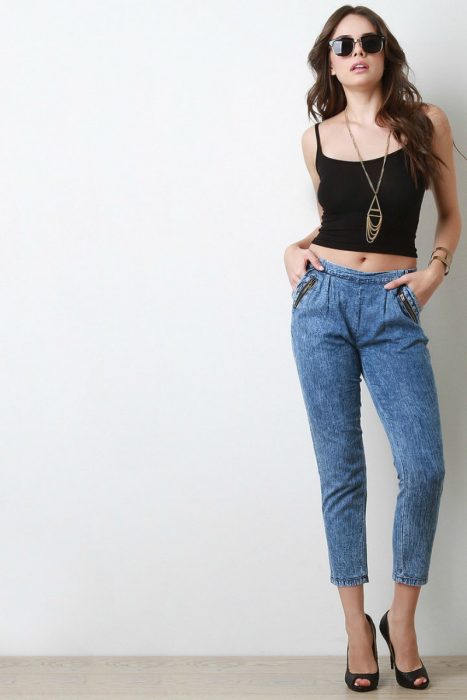 mujer de pantalon azul con lentes negros 