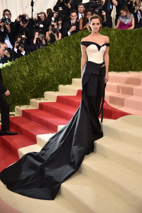 mujer con vestido negro en alfombra roja 