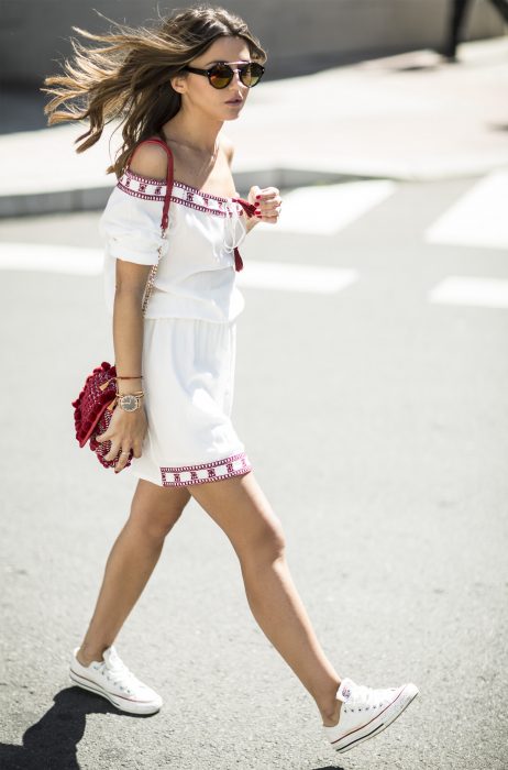 mujer con vestido blanco y tenis converse 