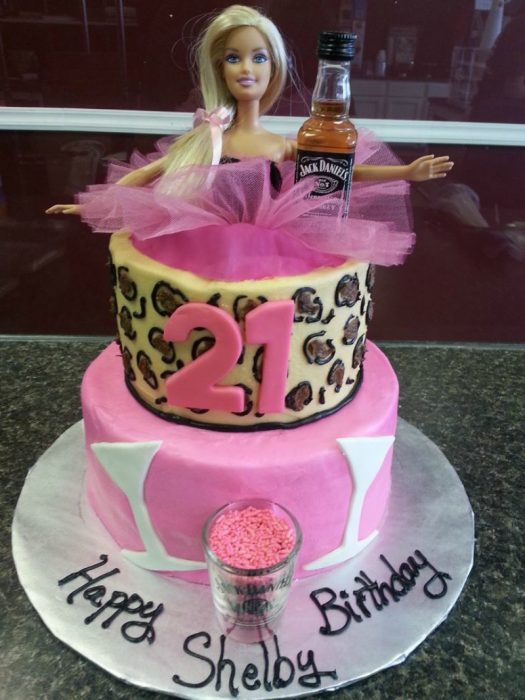 pastel con numero 21 y muñeca barbie 