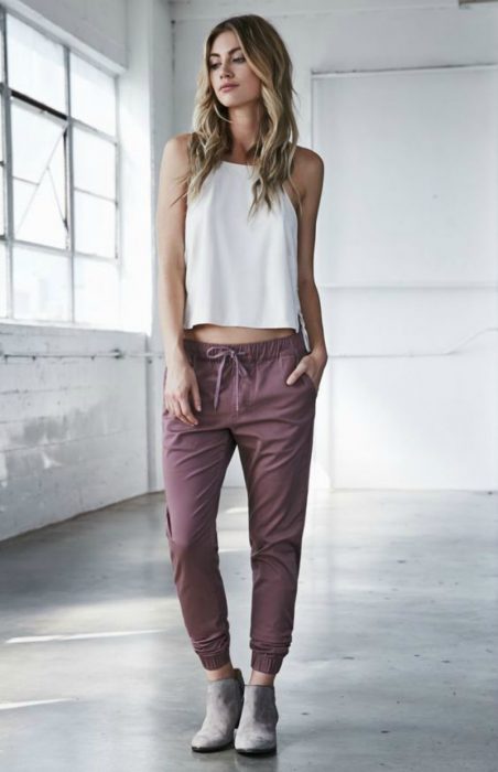 mujer de pantalon rosa y blusa blanca 