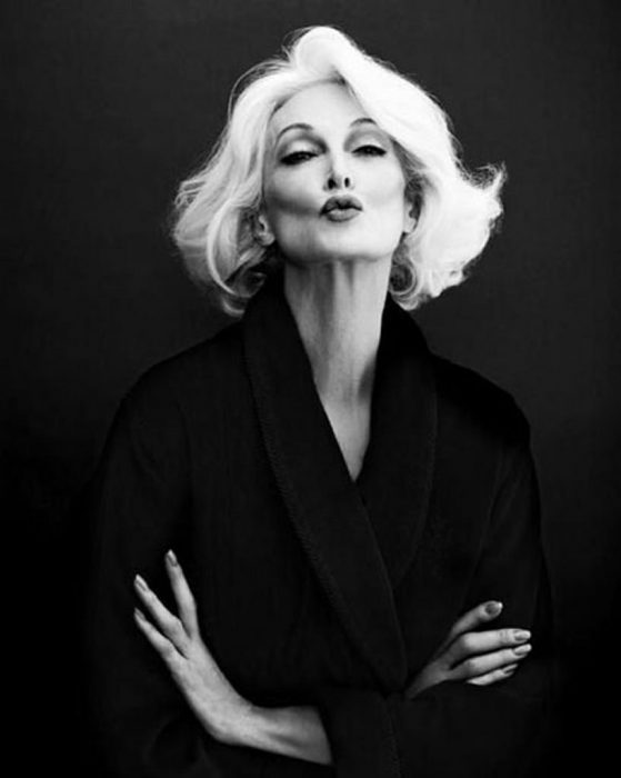 Carmen Dell'Orefice lanzando un beso. 