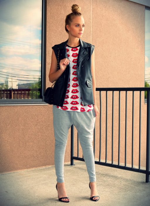 mujer de pantalon gris blusa blanca con rojo y chaleco 