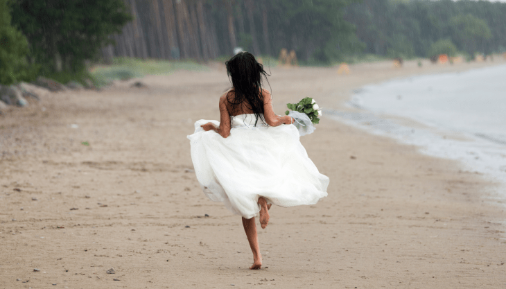 Mujer huyendo en vestido de novia. 