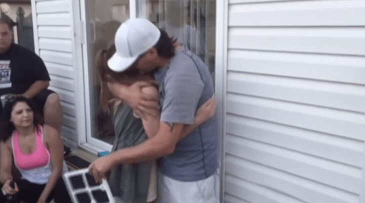 Hombre hombre con gorra abraza a niña