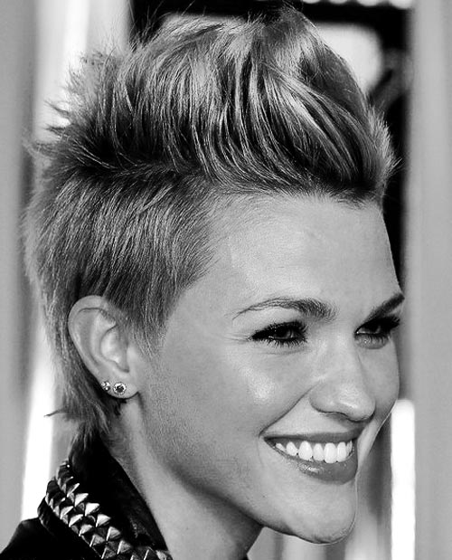 Chica sonriente con un mohawk.