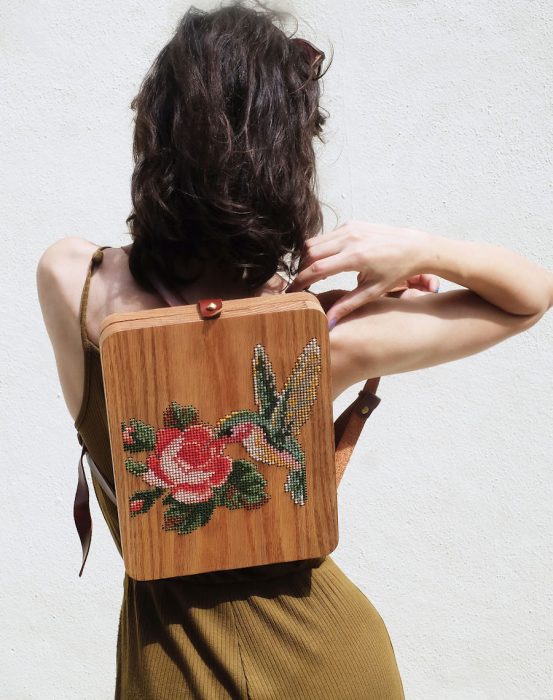 bolso de madera bordado con rosa y colibri 